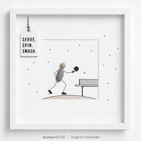 Steinbild mit einem Tischtennisspieler aus Kieselsteinen mit Schläger und Ball an einer gezeichneten Tischtennisplatte, kleine Sterne, Schriftzug Serve Spin Smash