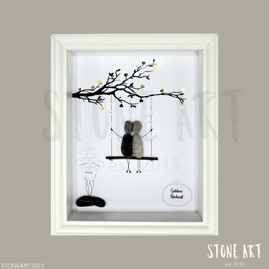 Personalisiertes Steinbild zur Goldenen Hochzeit mit Figurenpaar auf Schaukel unter einem Ast mit goldenen Herzen.