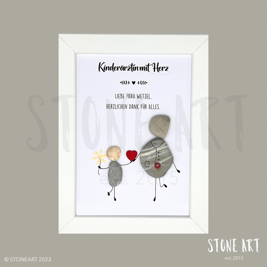 Handgefertigtes Steinbild mit Kieselsteinfiguren und dem Spruch ‚Danke für alles‘ – liebevolles Geschenk für Kinderärztin mit Herz.