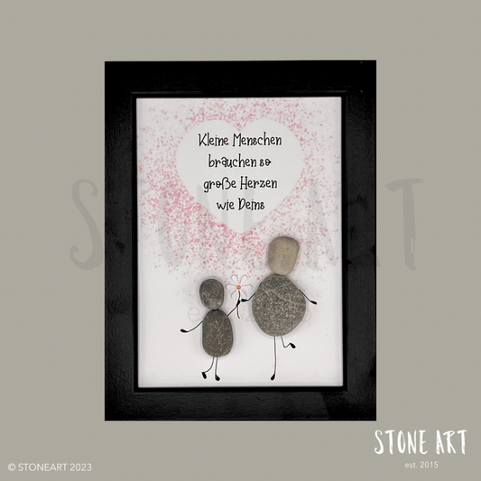 Handgefertigtes Steinbild mit Kieselsteinfiguren und dem Spruch ‚Kleine Menschen brauchen so große Herzen wie deins‘ – liebevolles Abschiedsgeschenk für Erzieherin, Tagesmutter oder Kita-Betreuung.
