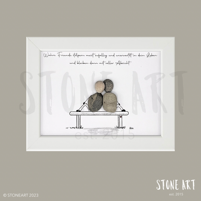 Handgefertigtes Steinbild mit zwei Kieselsteinfiguren auf Bank, Symbol für wahre Freundschaft, ideales Geschenk für beste Freundin, besten Freund oder Lieblingsmenschen zu Geburtstag, Weihnachten oder Valentinstag