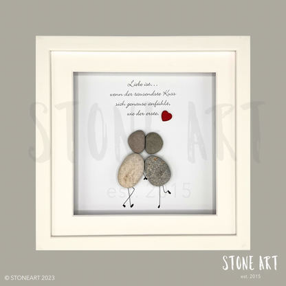 Handgemachtes Steinbild mit romantischem Spruch über Liebe und Küsse – Geschenk für Partner:in