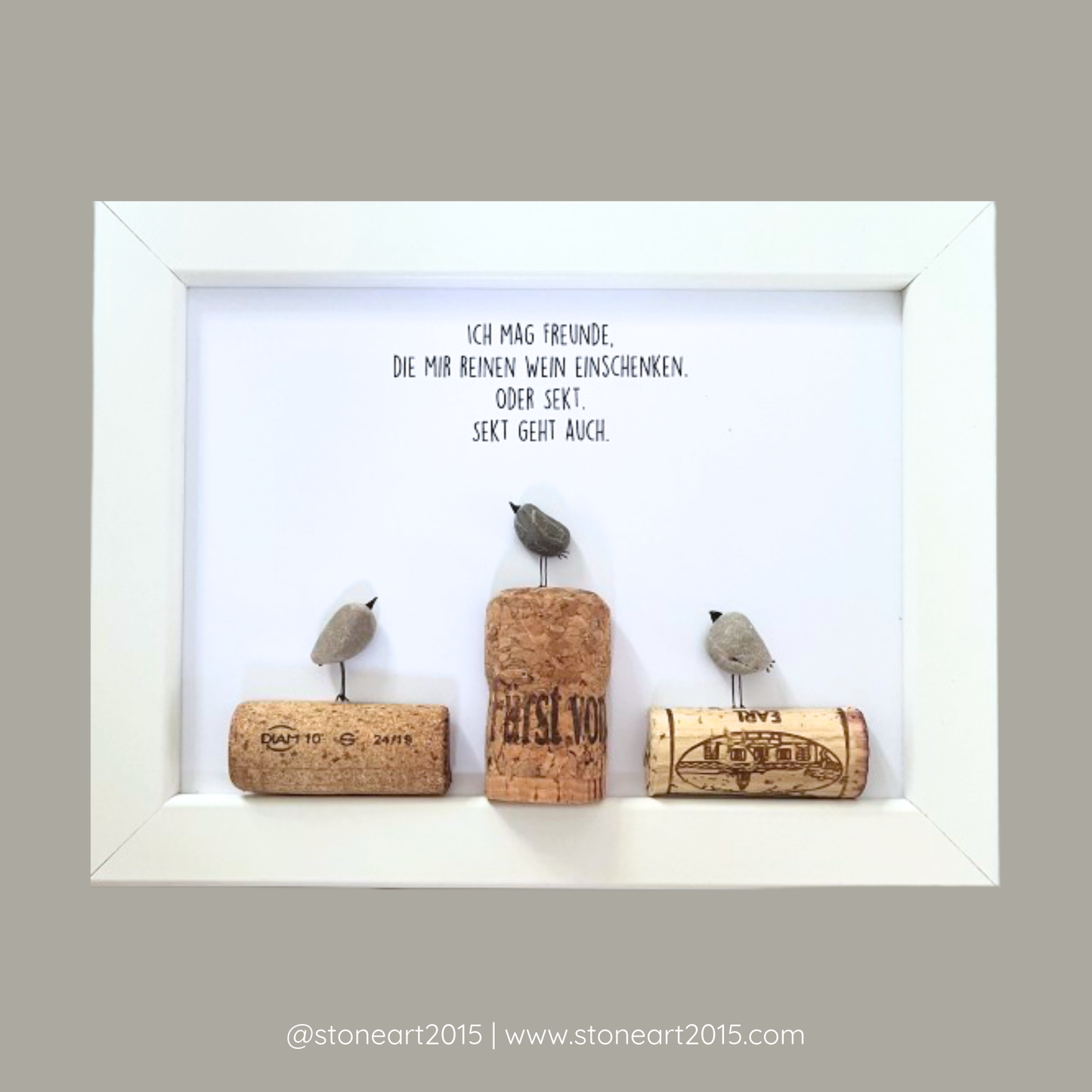 Handgefertigtes Steinbild „Ich mag Freunde, die mir reinen Wein einschenken“ – lustiges Wein Geschenk und Geschenk für Weinliebhaber, ideal als Wein Geburtstagsgeschenk, Wein Geschenk Hochzeit oder Dekoration für Weinladen und Weingeschäft.