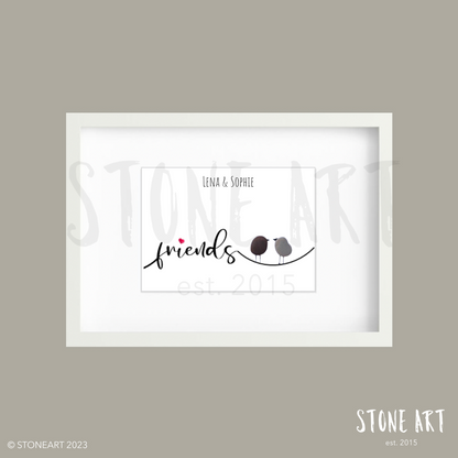 Handgefertigtes Steinbild mit dem Wort „Friends“ – liebevolles Geschenk für Freund:innen, dekorative Erinnerung an echte Verbundenheit.