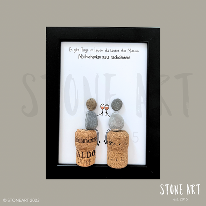 Handgemachtes Steinbild mit Spruch „Nachschenken statt nachdenken“ – humorvolles Weingeschenk für Freund:innen, Geburtstage oder Mädelsabende.