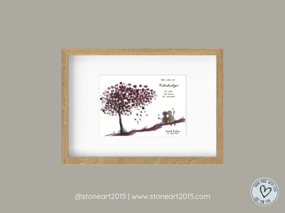 Handgefertigtes Steinbild zur Rubinhochzeit mit zwei sitzenden Steinfiguren unter einem Baum mit roten Herzblättern, daneben der Text „Alles Liebe zur Rubinhochzeit – Ein Leben, zwei Herzen, vier Jahrzehnte“, personalisierbar mit Namen und Datum, gerahmt