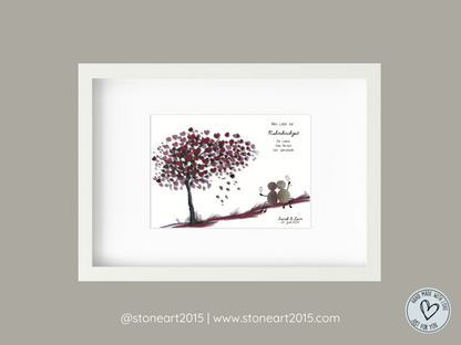Handgefertigtes Steinbild zur Rubinhochzeit mit zwei sitzenden Steinfiguren unter einem Baum mit roten Herzblättern, daneben der Text „Alles Liebe zur Rubinhochzeit – Ein Leben, zwei Herzen, vier Jahrzehnte“, personalisierbar mit Namen und Datum, gerahmt