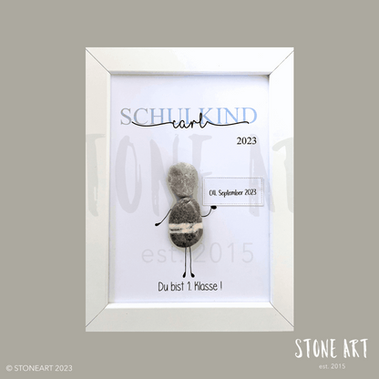 Handgefertigtes Steinbild mit Spruch „Schulkind – Du bist 1. Klasse“ und Jungen-Motiv – perfektes Geschenk zur Einschulung.
