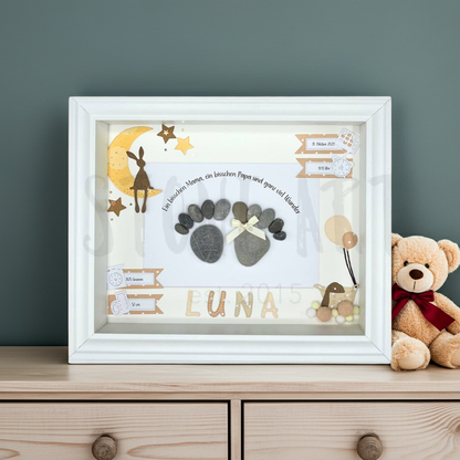 Steinbild Geburt gerahmt im Kinderzimmer – handgemachtes Geschenk zur Geburt personalisiert