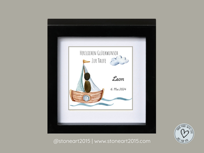 Handgemachtes Steinbild zur Taufe mit blauem Boot und Schriftzug Herzlichen Glückwunsch zur Taufe – Geschenk für Jungen