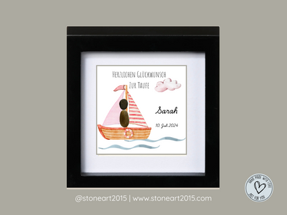Handgemachtes Steinbild zur Taufe mit rosa Boot und Schriftzug Herzlichen Glückwunsch zur Taufe – Geschenk für Mädchen