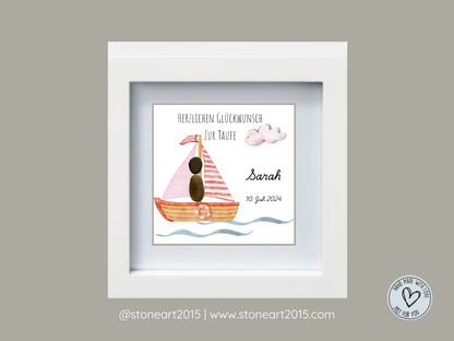 Handgemachtes Steinbild zur Taufe mit rosa Boot und Schriftzug Herzlichen Glückwunsch zur Taufe – Geschenk für Mädchen