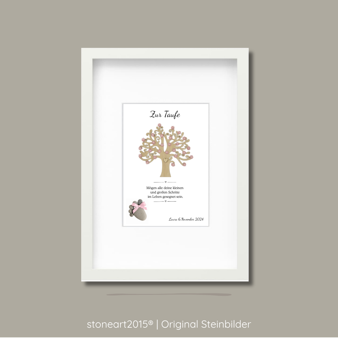 Handgemachtes Steinbild zur Taufe für Mädchen – Lebensbaum mit rosa Schleife, Kieselstein und Taufspruch, personalisiert mit Name Laura und Datum, weißer Rahmen
