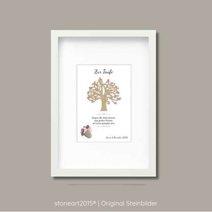 Handgemachtes Steinbild zur Taufe für Mädchen – Lebensbaum mit rosa Schleife, Kieselstein und Taufspruch, personalisiert mit Name Laura und Datum, weißer Rahmen