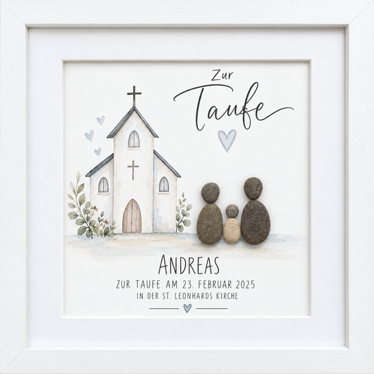 Kieselsteinbild Kirche mit Familien-Steinfiguren, personalisierbar mit Name und Taufdatum „Zur Taufe“ – personalisierbares Taufgeschenk, handgemachtes Steinbild