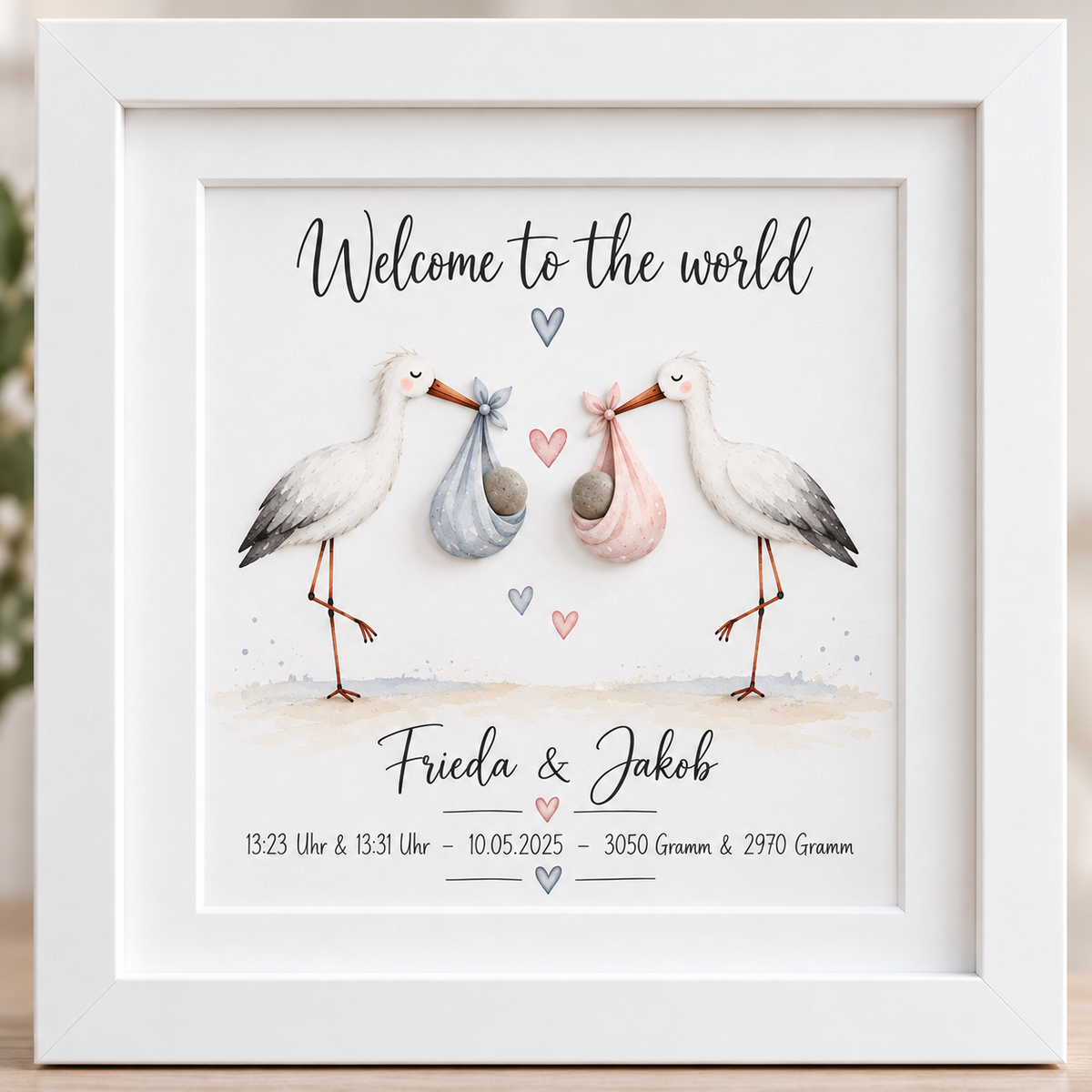 Kieselsteinbild zwei Störche mit Baby-Bündeln, personalisierbar mit Namen, Uhrzeiten, Datum und Gewicht „Welcome to the world“ – personalisierbares Geschenk zur Geburt von Zwillingen, handgemachtes Steinbild