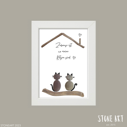 TIER10-Steinbild-Zuhause_ist_wo_meine_Katzen_sind. Ein Geschenk für Katzenbesitzer

Handgemachtes Steinbild mit zwei Katzen aus Kieselsteinen und dem Spruch ‚Zuhause ist, wo meine Katzen sind‘ auf natürlichem Hintergrund