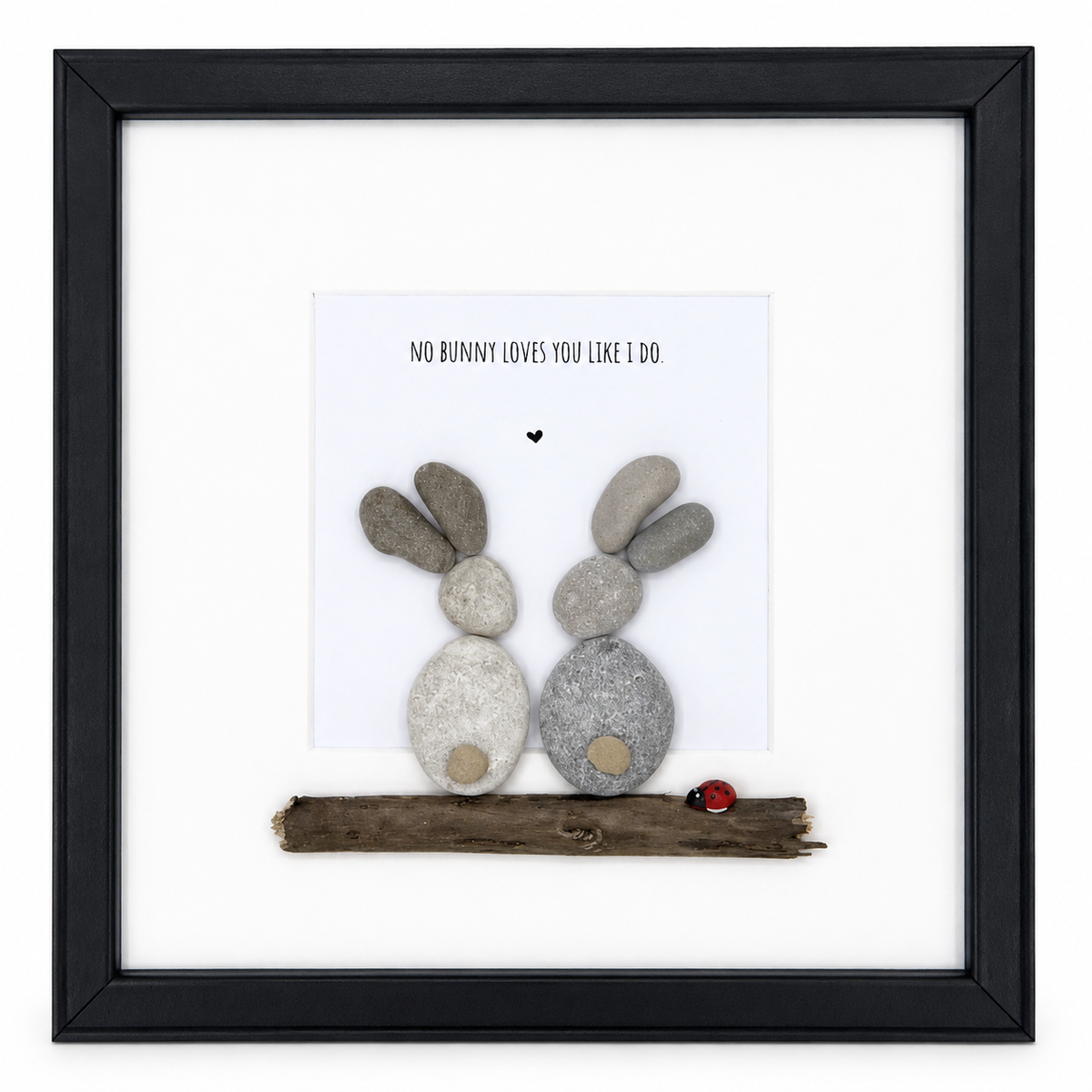 Handgemachtes Steinbild mit Hasenmotiv und dem Spruch „No bunny loves you like I do“ – süßes Geschenk für Partner:in, Kind oder Lieblingsmensch.