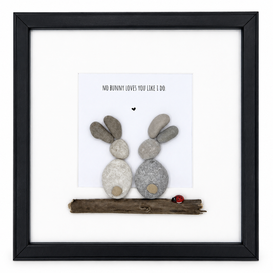 Handgemachtes Steinbild mit Hasenmotiv und dem Spruch „No bunny loves you like I do“ – süßes Geschenk für Partner:in, Kind oder Lieblingsmensch.