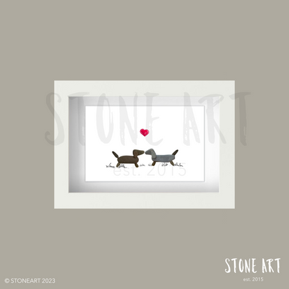 Handgefertigtes Steinbild mit Dackel-Motiv und dem Wort „Dackelliebe“ – liebevolles Geschenk für Hundefreunde und Dackelbesitzer.