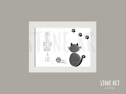 Handgemachtes Steinbild mit Spruch Life is better with a cat – Geschenk für Katzenliebhaber:innen