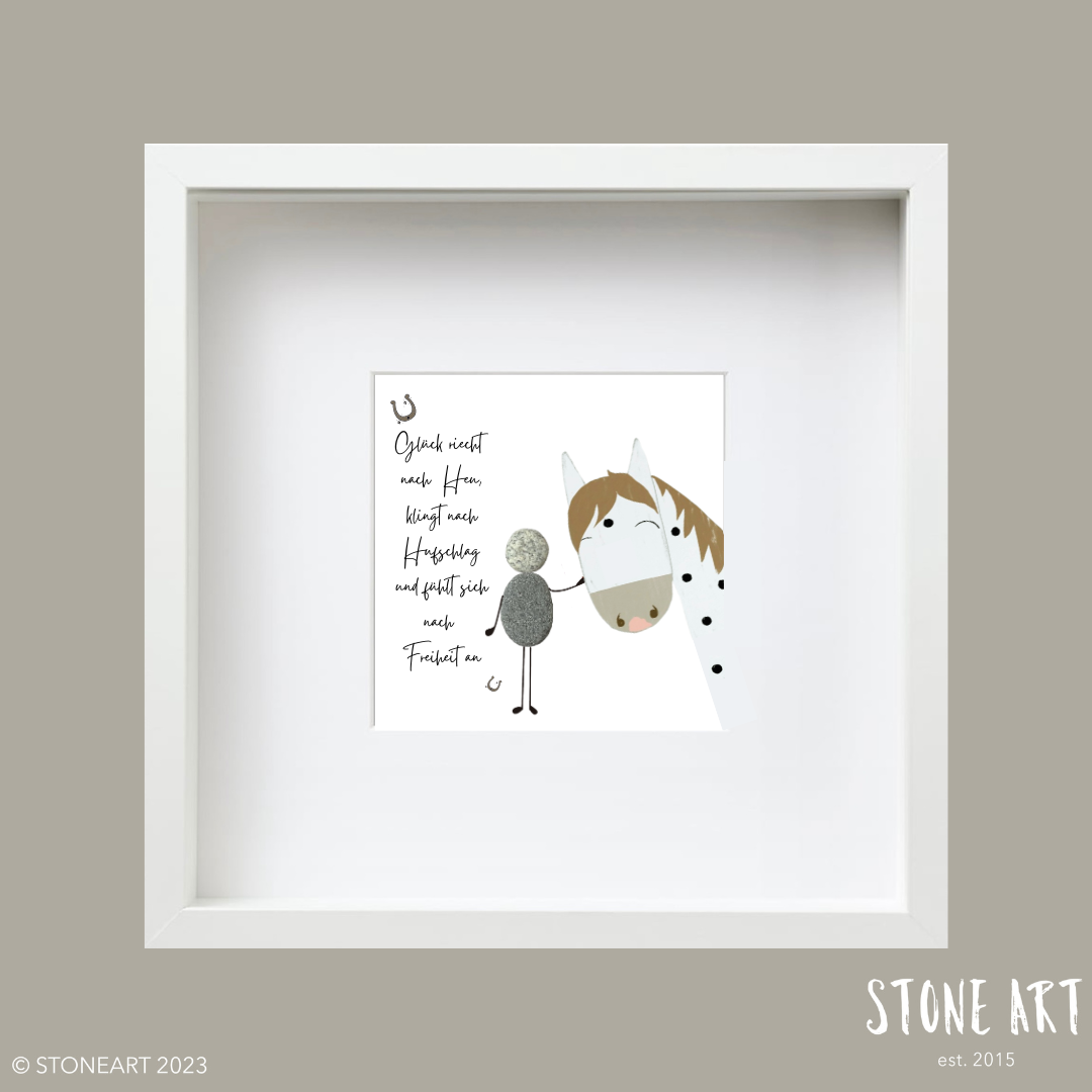 Handgemachtes Steinbild mit Spruch „Glück riecht nach Heu, klingt nach Hufschlag und fühlt sich nach Freiheit an“ – perfektes Geschenk für Pferdeliebhaber:innen.