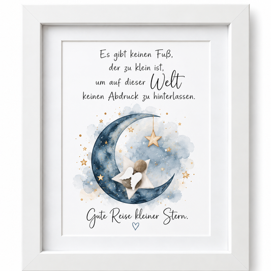 Kieselsteinbild Steinfigur mit Engelsflügeln sitzt auf einem Mond mit Sternenhimmel „Es gibt keinen Fuß, der zu klein ist, um auf dieser Welt keinen Abdruck zu hinterlassen. Gute Reise kleiner Stern.“ – Trauergeschenk Sternenkind, handgemachtes Steinbild