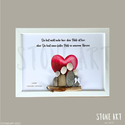 Ein einfühlsames Steinbild als Zeichen der Erinnerung. Mit dem Spruch „Du bist nicht mehr hier – dein Platz ist leer“ bietet es Trost und Raum für stilles Gedenken. Ideal als Trauergeschenk oder zur Dekoration einer Gedenkstätte.

🎁 Perfekt für:
• Trauergeschenk für Angehörige
• Erinnerung an einen geliebten Menschen
• Dekoration für Gedenkplatz oder Urnenstelle
• Beileidskarte mit Bedeutung
