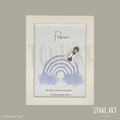 Handgefertigtes Steinbild mit dem Spruch „Viel zu kurz und doch für immer“ – Andenken an ein verstorbenen Jungen, liebevoll gestaltet mit Natursteinen.
