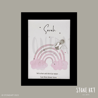 Handgefertigtes Steinbild mit dem Spruch „Viel zu kurz und doch für immer“ – Andenken an ein verstorbenes Mädchen, liebevoll gestaltet mit Natursteinen.