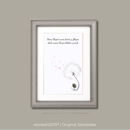 Handgemachtes Steinbild mit Naturkiesel als Pusteblumenstängel, Samen fliegen als kleine rosa Herzchen davon, Text: Deine Flügel waren bereit zu fliegen doch unsere Herzen blieben zurück, weißer Rahmen, zartes Trauermotiv