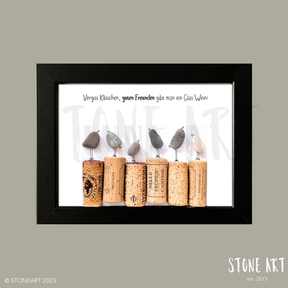 Witziges handgemachtes Steinbild – Geschenk für Weinfreunde mit Spruch: Vergiss Küsschen – guten Freunden gibt man ein Glas Wein