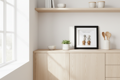 Steinbild Nachschenken gerahmt im Wohnzimmer – handgemachtes Weingeschenk mit Humor