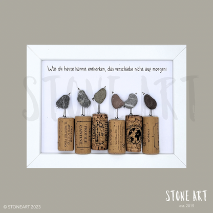 Steinbild ‚Was du heute kannst entkorken, das verschiebe nicht auf morgen‘ im handgefertigten Holzrahmen