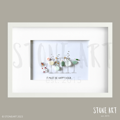 Handgefertigtes Steinbild mit dem Spruch „It must be Happy Hour“ – humorvolle Deko für Küche, Bar oder Wohnzimmer.