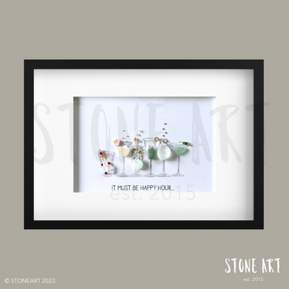 Handgefertigtes Steinbild mit dem Spruch „It must be Happy Hour“ – humorvolle Deko für Küche, Bar oder Wohnzimmer.