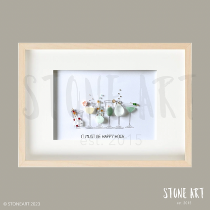 Handgefertigtes Steinbild mit dem Spruch „It must be Happy Hour“ – humorvolle Deko für Küche, Bar oder Wohnzimmer.