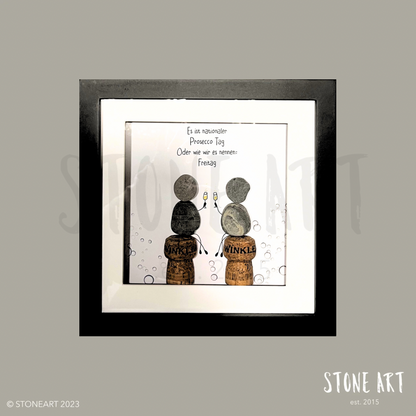 Ein gerahmtes Bild mit zwei Korken auf dem 2 Figuren sitzen und dem Text „Es ist nationaler Prosecco Tag oder wie wir es nennen: Freitag
Eine besondere  Geschenkidee von Stoneart2015