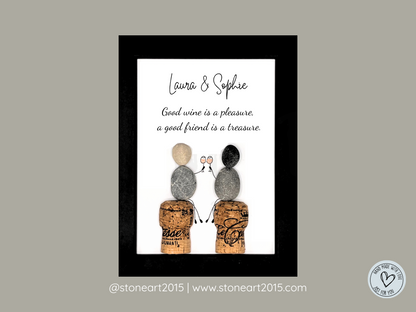 Steinbild mit englischem Spruch – Good wine is a pleasure, a good friend is a treasure – Geschenk für Weinfreund:innen