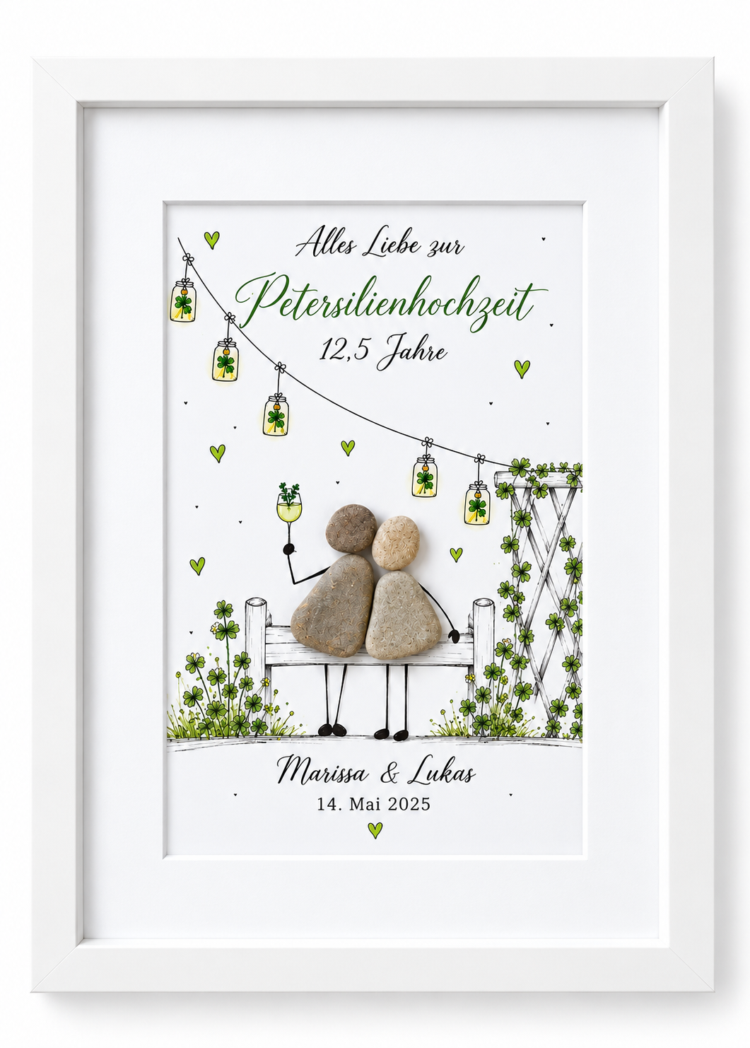 Kieselsteinbild Petersilienhochzeit Paar auf der Bank unter der Lichterkette mit Kleeblatt-Laternen „Alles Liebe zur Petersilienhochzeit – 12,5 Jahre“ – personalisierbares Geschenk zum 12,5. Hochzeitstag, handgemachtes Steinbild