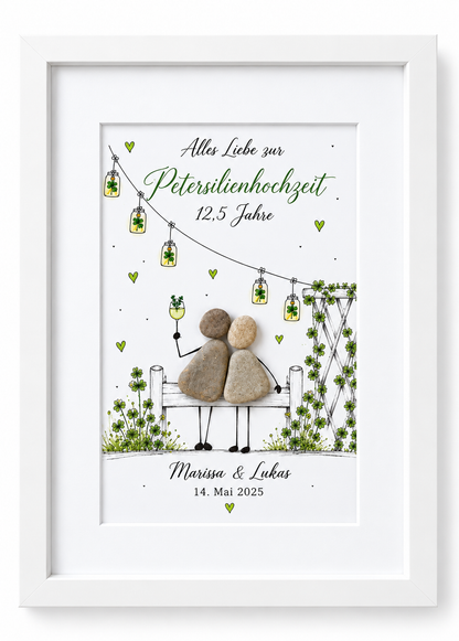 Kieselsteinbild Petersilienhochzeit Paar auf der Bank unter der Lichterkette mit Kleeblatt-Laternen „Alles Liebe zur Petersilienhochzeit – 12,5 Jahre“ – personalisierbares Geschenk zum 12,5. Hochzeitstag, handgemachtes Steinbild