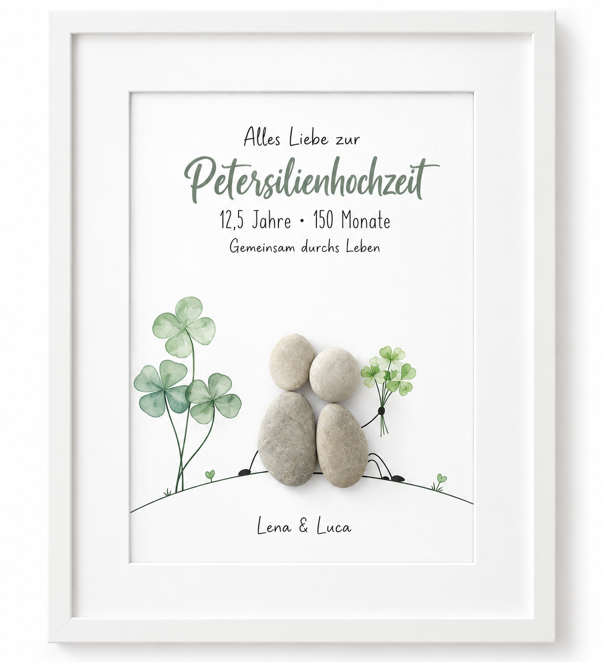 Kieselsteinbild Petersilienhochzeit Paar auf Hügel mit Kleeblättern „Alles Liebe zur Petersilienhochzeit – 12,5 Jahre, 150 Monate“ – personalisierbares Geschenk zum 12,5. Hochzeitstag, handgemachtes Steinbild