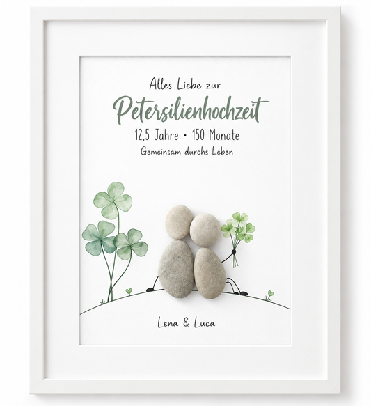 Kieselsteinbild Petersilienhochzeit Paar auf Hügel mit Kleeblättern „Alles Liebe zur Petersilienhochzeit – 12,5 Jahre, 150 Monate“ – personalisierbares Geschenk zum 12,5. Hochzeitstag, handgemachtes Steinbild