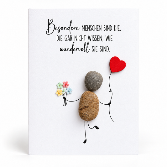Handgemachte weiße Klappkarte mit Kieselstein-Figur, Blumenstrauß und rotem Herzballon, Spruch „Besondere Menschen sind die, die gar nicht wissen, wie wundervoll sie sind“ – Karte zum Danke sagen, Grußkarte mit Umschlag