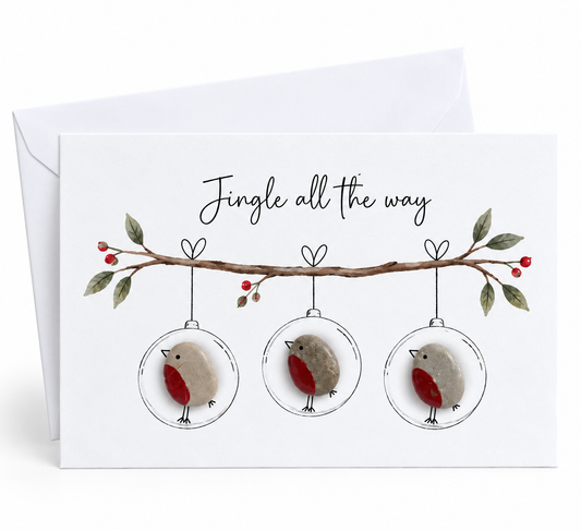 Handgemachte weiße Klappkarte mit drei Kieselstein-Rotkehlchen in Christbaumkugeln, Spruch „Jingle all the way“ – Weihnachtskarte mit Umschlag
