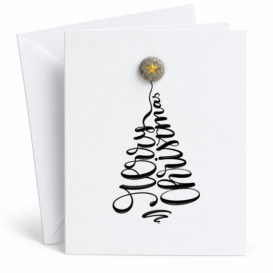 Handgemachte weiße Klappkarte mit Kieselstein-Stern und Tannenbaum aus Handlettering, Spruch „Merry Christmas“ – Weihnachtskarte mit Umschlag