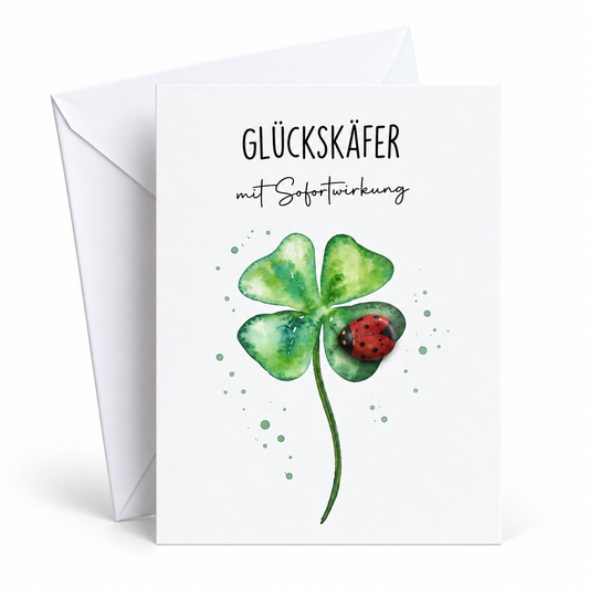 Handgemachte weiße Klappkarte mit Kieselstein-Marienkäfer auf Kleeblatt, Spruch „Glückskäfer mit Sofortwirkung“ – Glückwunschkarte zum Viel Glück wünschen, Grußkarte mit Umschlag