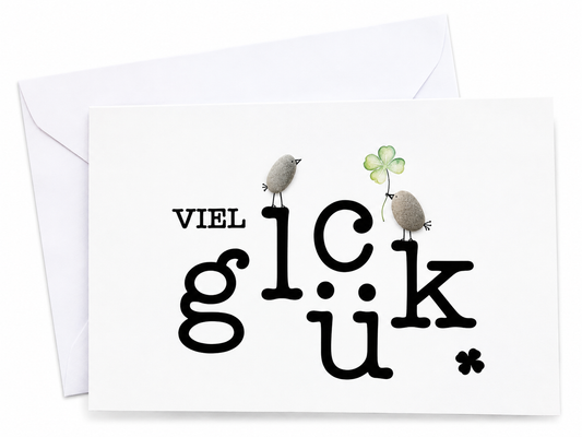 Handgemachte weiße Klappkarte im Querformat mit zwei Kieselstein-Vögeln auf dem Schriftzug „Viel Glück“, ein Vogel hält ein Kleeblatt – Glückwunschkarte, Grußkarte mit Umschlag
