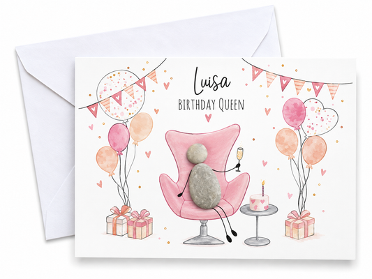 Handgemachte weiße Klappkarte im Querformat mit Kieselstein-Figur im rosa Sessel mit Sektglas, Luftballons und Geschenken, personalisiert mit Namen, Schriftzug „Birthday Queen“ – Geburtstagskarte für Freundin, Grußkarte mit Umschlag