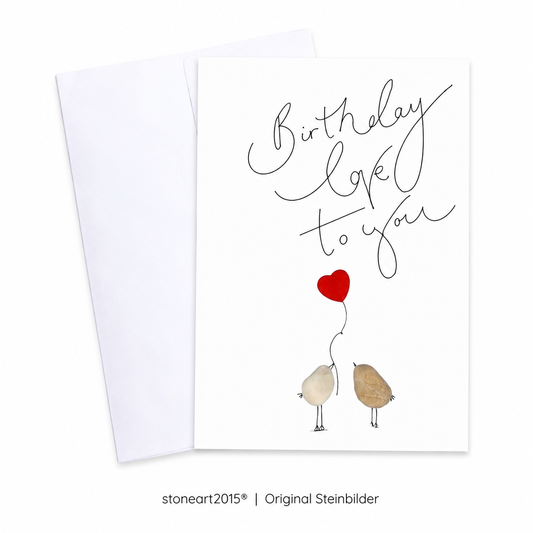 Handgemachte weiße Klappkarte mit zwei Kieselstein-Vögeln und rotem Herzballon, handgeschriebener Schriftzug „Birthday love to you“ – Geburtstagskarte, Grußkarte mit Umschlag